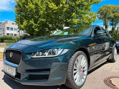Gebraucht Jaguar XE Prestige 179 PS (131 kW) 2016 British racing green Limousine