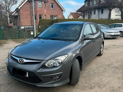 Gebraucht Hyundai i30 90 PS (66 kW) 2011 Grau Kombi