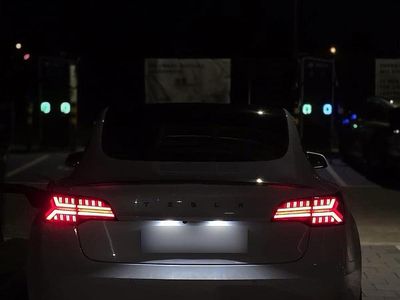 Begagnad Tesla Model 3 Standard Range Plus 239 kW (325 HK) 2021 Vit Sedan