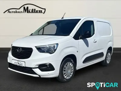 Używany Opel Combo Edition 131 KM (96 kW) 2022 Biały Minivan
