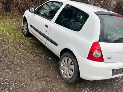 Weiß Gebraucht 2010 Renault Clio II Limousine | 1.300 €