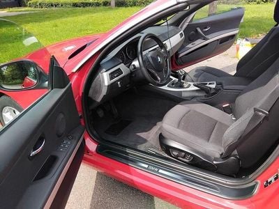 Gebraucht BMW 318 Cabriolet 143 PS (105 kW) 2011 Rot Cabrio