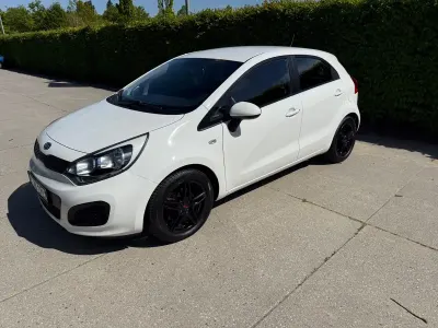 Usata Kia Rio Attract 86 CV (63 kW) 2012 Bianco Berlina