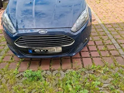 Gebraucht Ford Fiesta Ambiente 60 PS (44 kW) 2014 Blau Kleinwagen