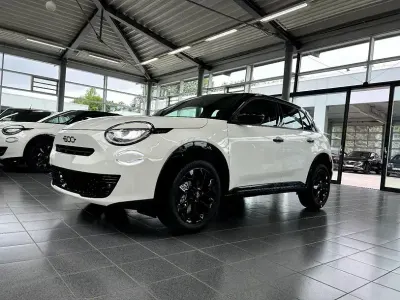 Neu Fiat 600 Street 101 PS (74 kW) 2026 Bicolore weiß / schwarz SUV