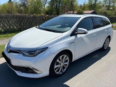 Second-hand Toyota Auris Hybrid Executive 136 CP (100 kW) 2015 Alb Break