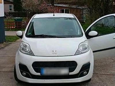 Gebraucht Peugeot 107 68 PS (50 kW) 2012 Weiß Kleinwagen
