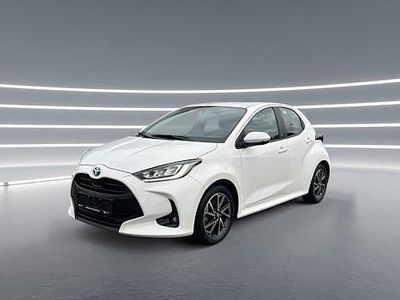 Weiß Gebraucht 2024 Toyota Yaris Hybrid Limousine | 21.990 € (Fairer Preis)