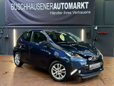 Second-hand Toyota Aygo X-play 69 CP (50 kW) 2015 Albastru Hatchback