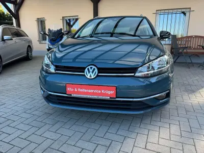Gebraucht VW Golf VII IQ Drive 150 PS (110 kW) 2019 Petroleum blue metallic Kombi