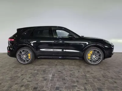 Gebraucht Porsche Cayenne Turbo S E-Hybrid 549 PS (403 kW) 2023 Chromitschwarzmetallic SUV