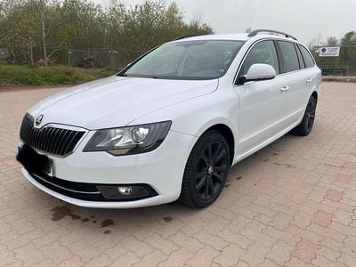 Weiß Gebraucht 2015 Skoda Superb Kombi | 12.999 € (Guter Preis)