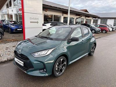 Neu Toyota Yaris Hybrid Plus 131 PS (96 kW) 2025 Grün Limousine