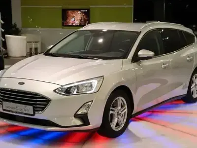 Gebraucht Ford Focus Cool & Connect 131 PS (96 kW) 2019 Schwarz Limousine
