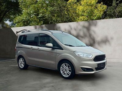 Silber Gebraucht 2015 Ford Tourneo Courier Titanium Van / Kleinbus | 10.500 € (Fairer Preis)