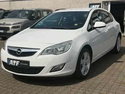 Używany Opel Astra Selection 95 KM (69 kW) 2011 Biały Sedan/Limuzyna