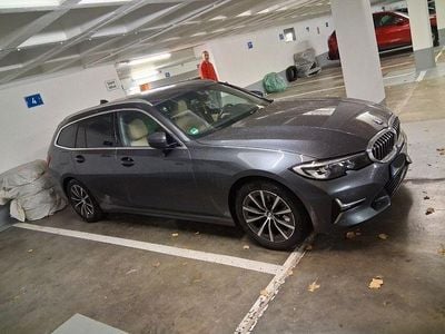 Grau Gebraucht 2020 BMW 320 Luxury Line Kombi | 25.000 € (Fairer Preis)
