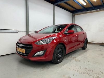 Rot Gebraucht 2015 Hyundai i30 Trend Limousine | 9.900 € (Fairer Preis)