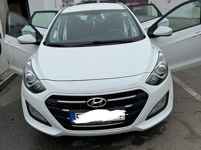 Gebraucht Hyundai i30 Passion Plus 135 PS (99 kW) 2016 Weiß Limousine