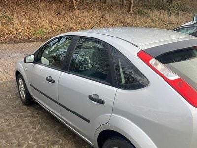Gebraucht Ford Focus Trend 116 PS (85 kW) 2005 Silber Limousine