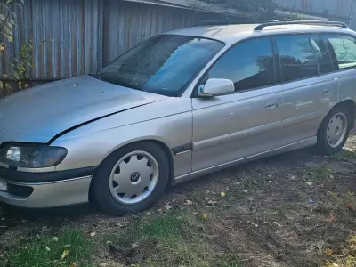 Używany Opel Omega 170 KM (125 kW) 1997 Srebrny Sedan/Limuzyna