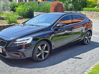Second-hand Volvo V40 R-Design 150 CP (110 kW) 2019 Negru Berlinǎ