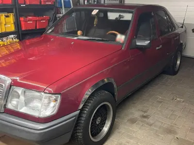 Brugt Mercedes 200 72 HK (52 kW) 1987 Rød Sedan