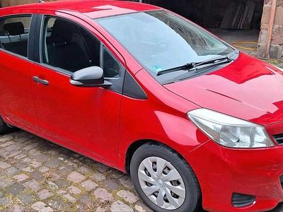 Gebraucht Toyota Yaris 69 PS (50 kW) 2012 Rot Kleinwagen