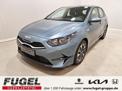 Neu Kia Ceed Play 101 PS (74 kW) 2025 Yucca steel Kleinwagen