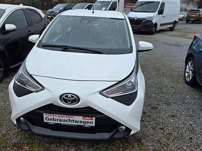 Weiß Gebraucht 2021 Toyota Aygo Team Kleinwagen | 11.890 € (Etwas zu teuer)