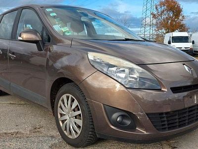 Braun Gebraucht 2009 Renault Scénic III Expression Van / Kleinbus | 2.590 € (Etwas zu teuer)