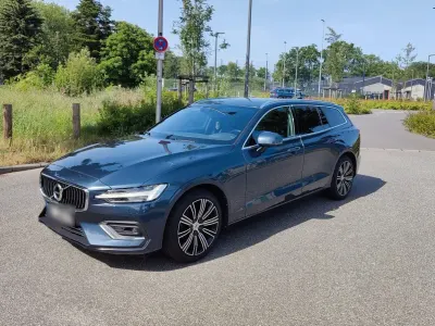 Gebraucht Volvo V60 Inscription 190 PS (139 kW) 2018 Blau Kombi