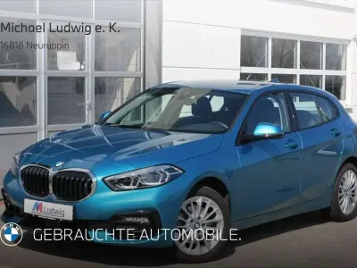 Gebraucht BMW 118 Sport Line 136 PS (100 kW) 2024 Snapper rocks blue metallic Limousine