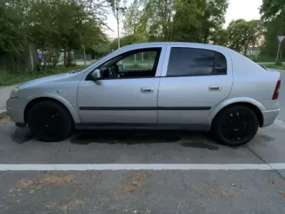 Używany Opel Astra 101 KM (74 kW) 2002 Srebrny Sedan/Limuzyna