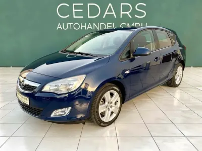 Używany Opel Astra Design Edition 140 KM (102 kW) 2011 Niebieski Sedan/Limuzyna