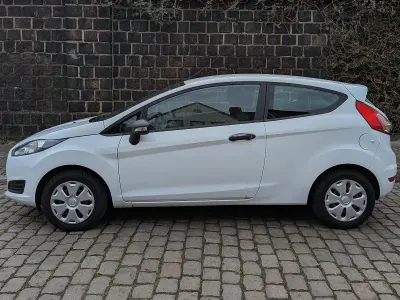 Gebraucht Ford Fiesta Ambiente 60 PS (44 kW) 2014 Weiß Kleinwagen