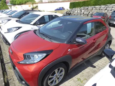 Gebraucht Toyota Aygo X Pulse 72 PS (52 kW) 2022 Chili red )/ black mica SUV