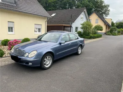 Usado Mercedes E220 Elegance 150 CV (110 kW) 2003 Azul Berlina