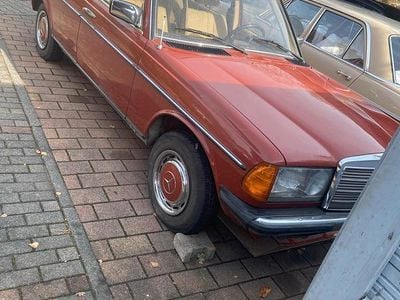 Rot Gebraucht 1983 Mercedes 200 Limousine | 8.300 €