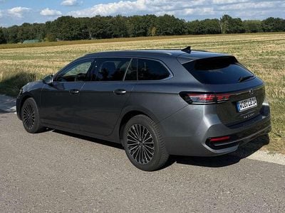 Grau Gebraucht 2024 VW Passat Elegance Kombi | 39.600 € (Fairer Preis)