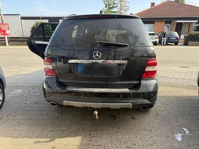 Second-hand Mercedes ML320 224 CP (164 kW) 2007 Negru SUV