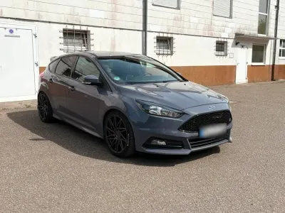 Używany Ford Focus ST 250 KM (183 kW) 2017 Szary Sedan/Limuzyna