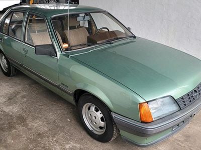 Usado Opel Rekord 90 HP (66 kW) 1983 Verde Sedan