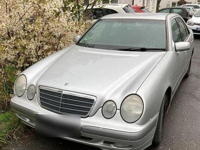 Gebraucht Mercedes E220 143 PS (105 kW) 2001 Silber Limousine
