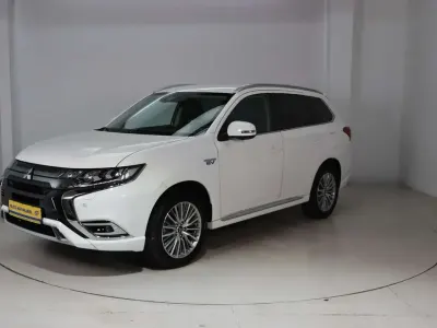 Gebraucht Mitsubishi Outlander P-HEV Plus 135 PS (99 kW) 2021 Weiß SUV