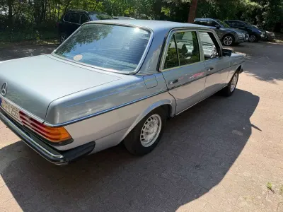 Gebraucht Mercedes 230 136 PS (100 kW) 1984 Blau Limousine