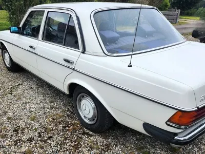 Gebraucht Mercedes 200 109 PS (80 kW) 1981 Weiß Limousine