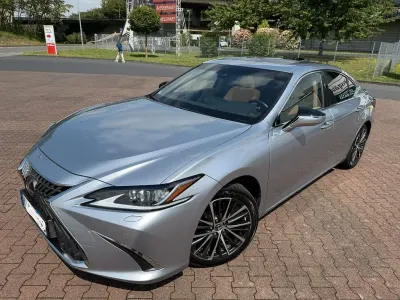 Gebraucht Lexus ES300H 218 PS (160 kW) 2024 Silber Limousine