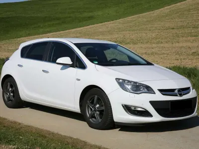 Używany Opel Astra Innovation 165 KM (121 kW) 2012 Biały Sedan/Limuzyna