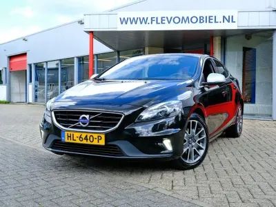 Gebraucht Volvo V40 R-Design 120 PS (88 kW) 2015 Schwarz Limousine